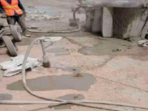 镇宁水泥混凝土路面板底注浆技术 路面脱空注浆整治方案