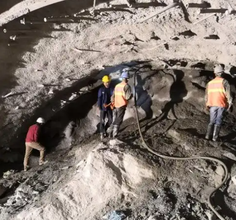 镇宁隧道拱顶带模注浆料，微膨胀注浆料的特点及施工工艺